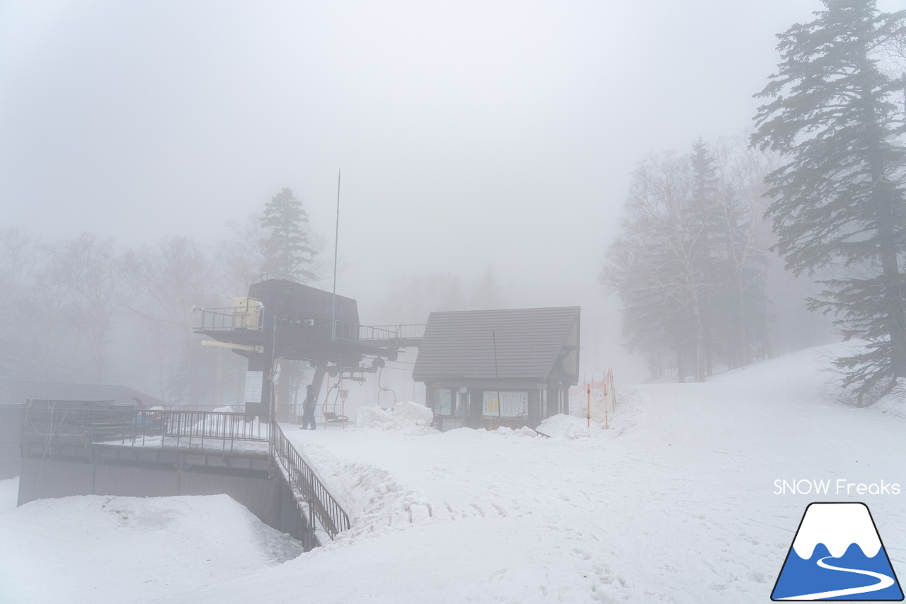 大雪山層雲峡・黒岳ロープウェイスキー場｜真っ白な『霧』に包まれた雲上のゲレンデ。春スキー＆スノーボードを楽しむなら、今がおススメです(^^)v